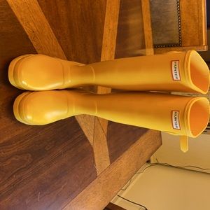 Like new size 9 yellow Hunter Boots Tall